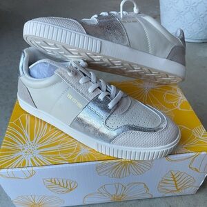 Yellow Box Draton Slip-On Women’s Sneaker with Silver Detail Size 7.5 New in Box